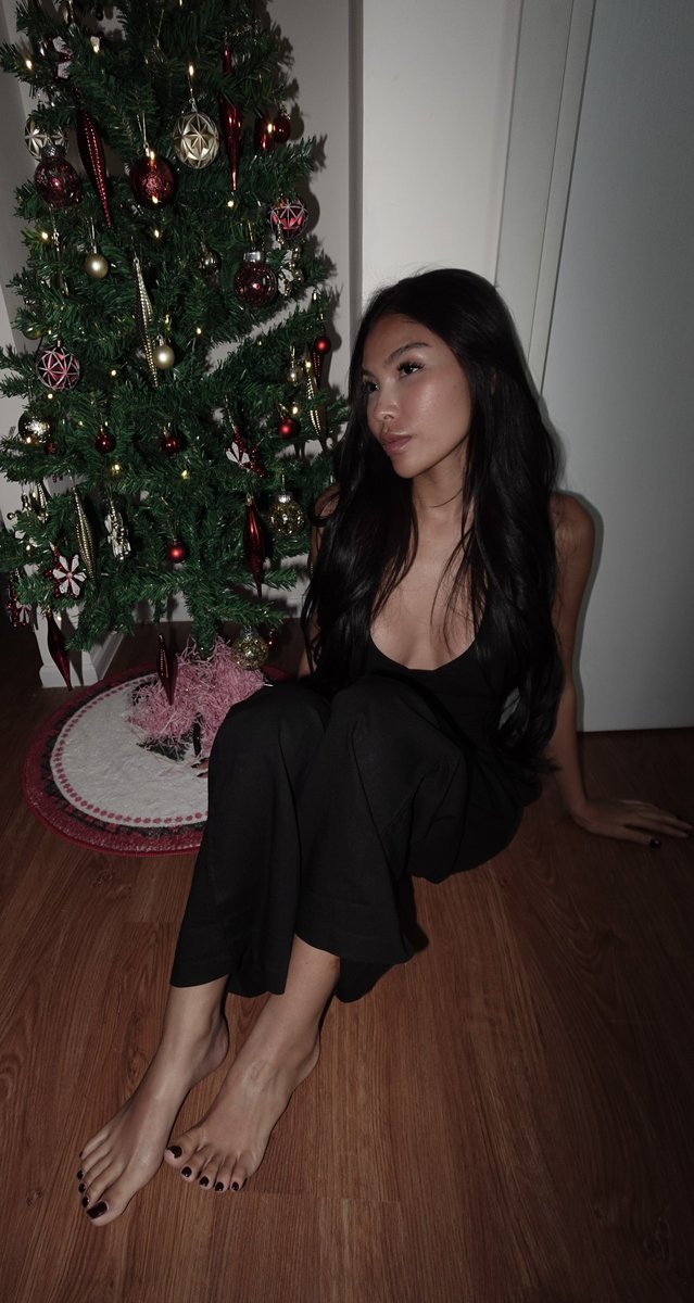 feetcatchh's tweet photo. Merry FEETMAS xxxxx

maybe we should have taken pics before we opened the presents😂🎁 https://t.co/dKhXGV6mOd