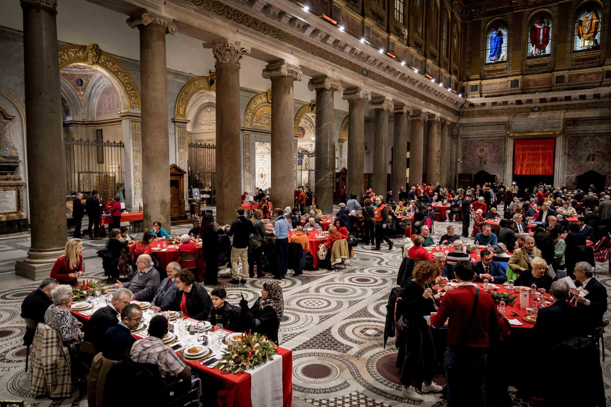 santegidionews's tweet photo. A Natale, il pranzo che non dimentica nessuno. In 80mila in Italia e in 250mila nel mondo a tavola insieme per la festa più bella. Andrea Riccardi: “Qui nessuno è anonimo:  ritrovarsi insieme è il messaggio di pace di cui  oggi il mondo ha bisogno”https://t.co/sCp5DVDbRj https://t.co/2FZw8UKFuO
