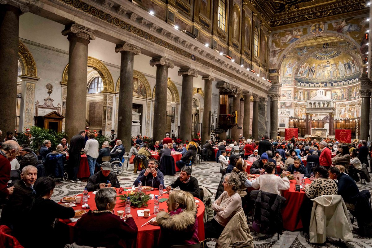 santegidionews's tweet photo. A Natale, il pranzo che non dimentica nessuno. In 80mila in Italia e in 250mila nel mondo a tavola insieme per la festa più bella. Andrea Riccardi: “Qui nessuno è anonimo:  ritrovarsi insieme è il messaggio di pace di cui  oggi il mondo ha bisogno”https://t.co/sCp5DVDbRj https://t.co/2FZw8UKFuO