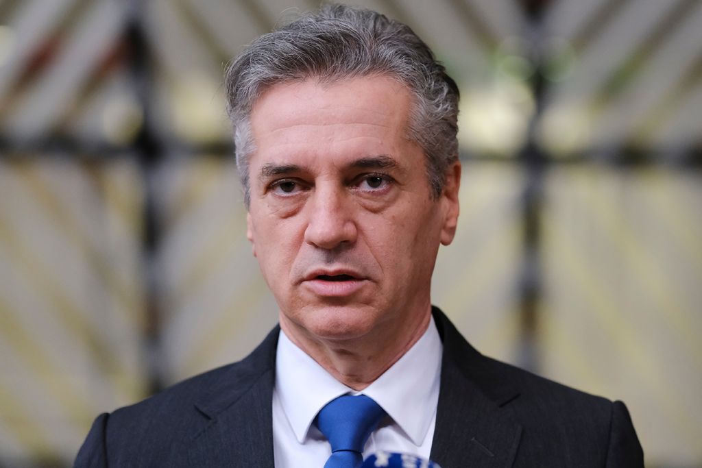 Kucko_Prucko's tweet image. Dobra tri leta smo ga gledali osivelega. Tri mesece pred volitvami, ko že ve, da je z njim in njegovim GS konec, si je pa poštrihal lase.
Samo, da bi nategnil vsaj nekaj volivk. Ženske, ne nasedajte na njegove poceni finte.