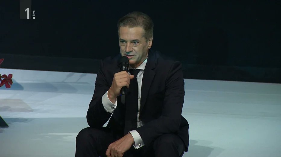 Kucko_Prucko's tweet image. Dobra tri leta smo ga gledali osivelega. Tri mesece pred volitvami, ko že ve, da je z njim in njegovim GS konec, si je pa poštrihal lase.
Samo, da bi nategnil vsaj nekaj volivk. Ženske, ne nasedajte na njegove poceni finte.