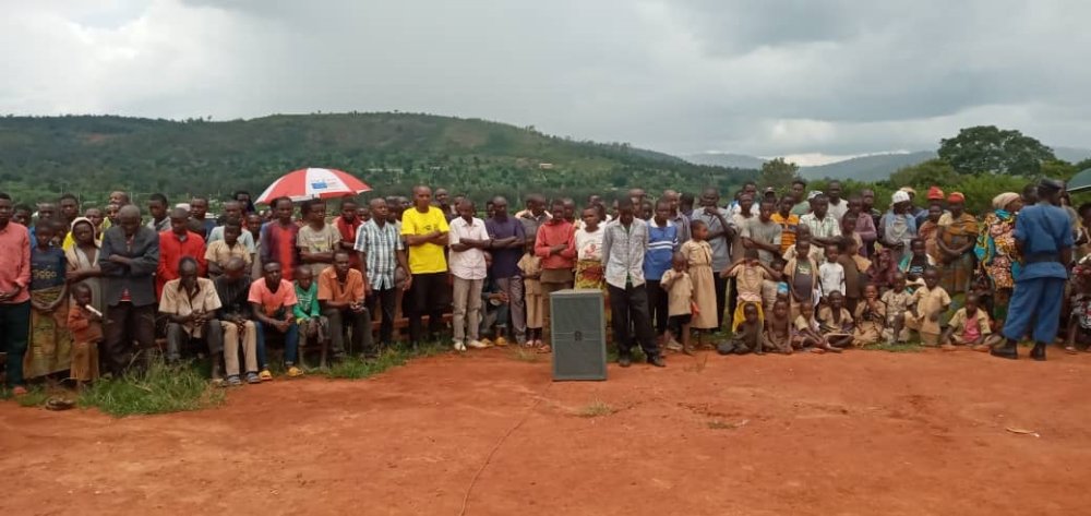 SamKabera's tweet image. Burundi: Ufite ‘sim card’ yo mu Rwanda afatwa nk’umugambanyi
====================
 
Leta y’u Burundi yasabye abaturage kudatunga ‘sim cards’ za sosiyete z’itumanaho zikorera mu Rwanda, imenyesha abazabirengaho ko bazahanwa kuko bafatwa nk’abagambanira igihugu.

Ubu butumwa…