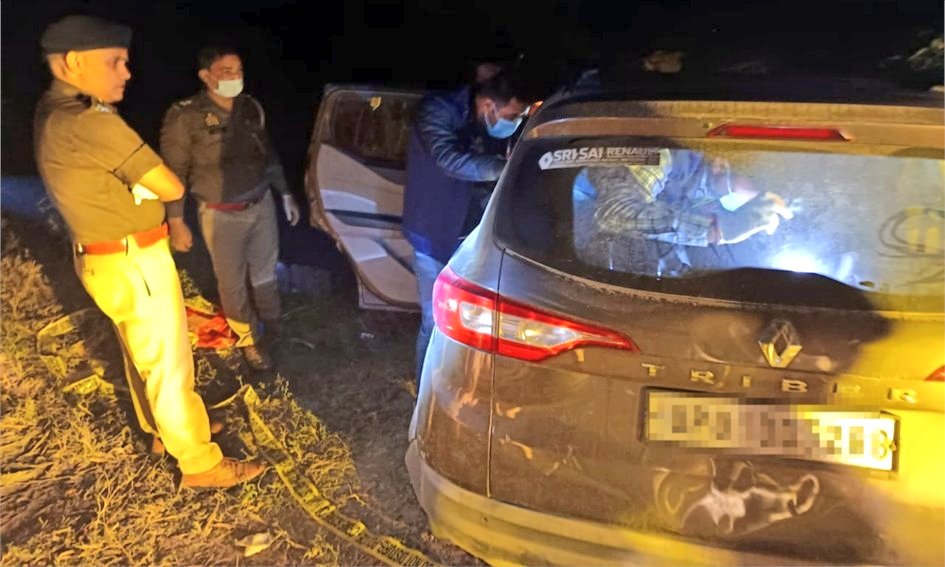 यूपी – अलीगढ़ में एक कार कई घंटे से खेत किनारे खड़ी हुई थी। पुलिस ने तलाशी ली तो कार के अंदर 2 डेडबॉडी पड़ी मिली हैं।
