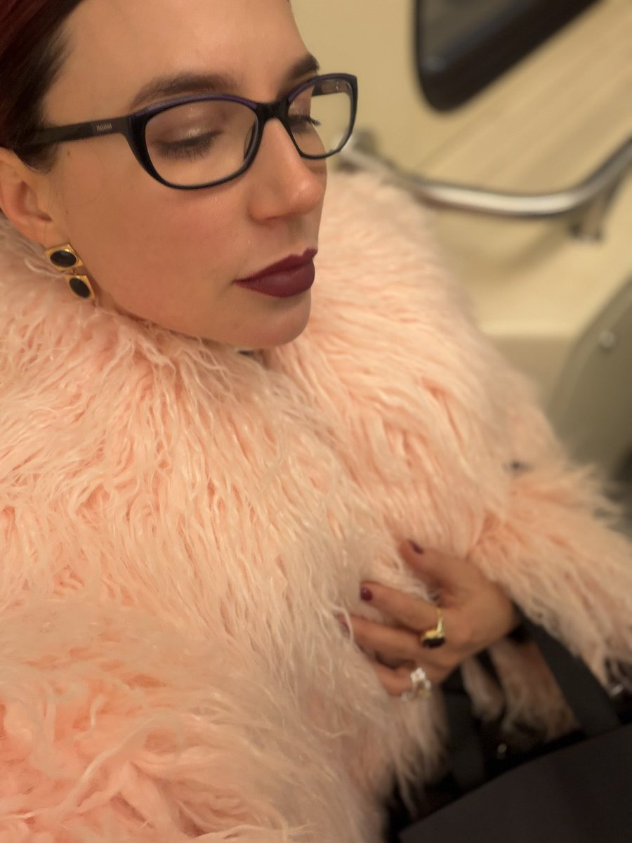 В метро на роскошном. Ведь даже новая шуба и юбка в пайетках теперь роскошь меньшая, чем такси в Москве