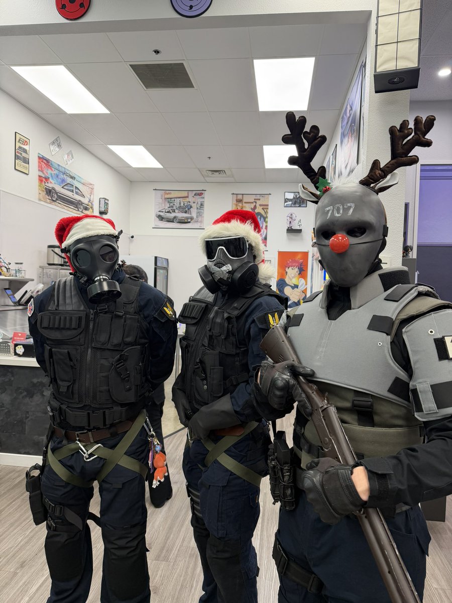 AgentAden's tweet image. Merry Christmas operators and we wish you barricaded doors and reinforced walls! 

@Rainbow6Game #r6cosplay