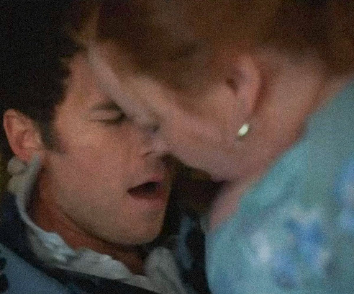 he likes her on top😭😭