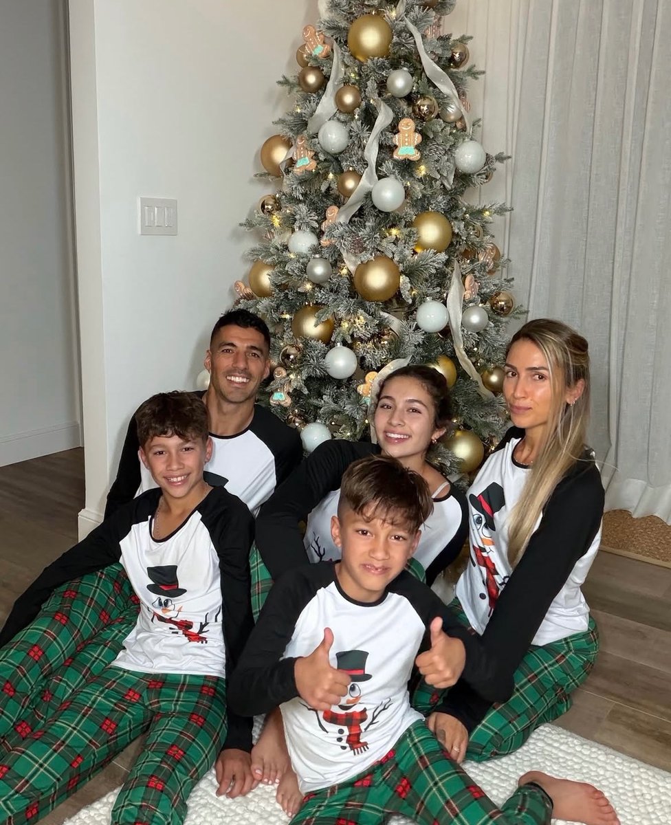 Barca_Buzz's tweet image. Merry Christmas from Luis Suarez and his family. 🎄😃