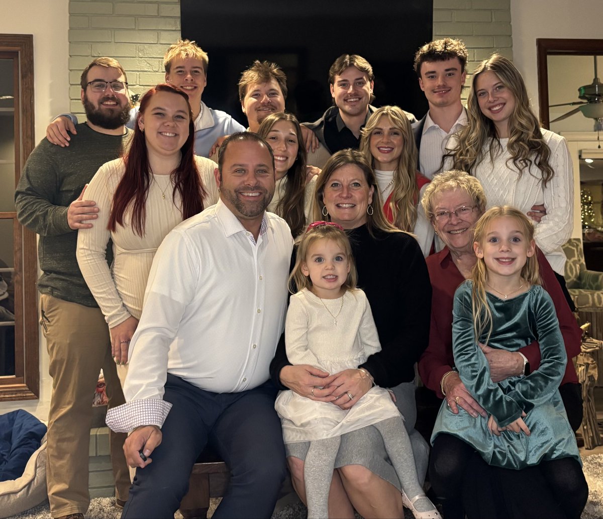 JasonToth19's tweet image. Merry Christmas!  Being blessed with this wonderful bunch is the best gift ever ❤️🎄