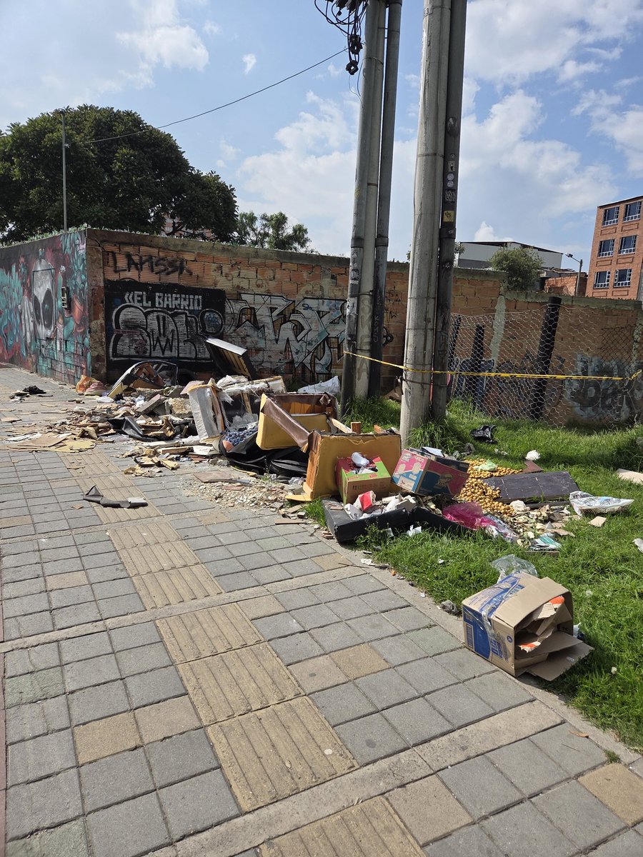 Chepelo's tweet photo. @ELTIEMPO Así está la Calle 183 desde la 7ma hasta la Autopista Norte @Uaesp @Promoambiental_ @alcaldiausaquen @CarlosFGalan https://t.co/iA0BULPR11