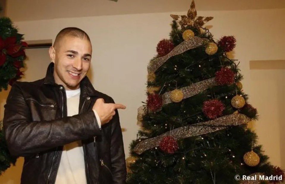 assersedits2's tweet image. there’s actually 15 photos of benzema with Xmas trees, google “benzema 15” for more information 👍
