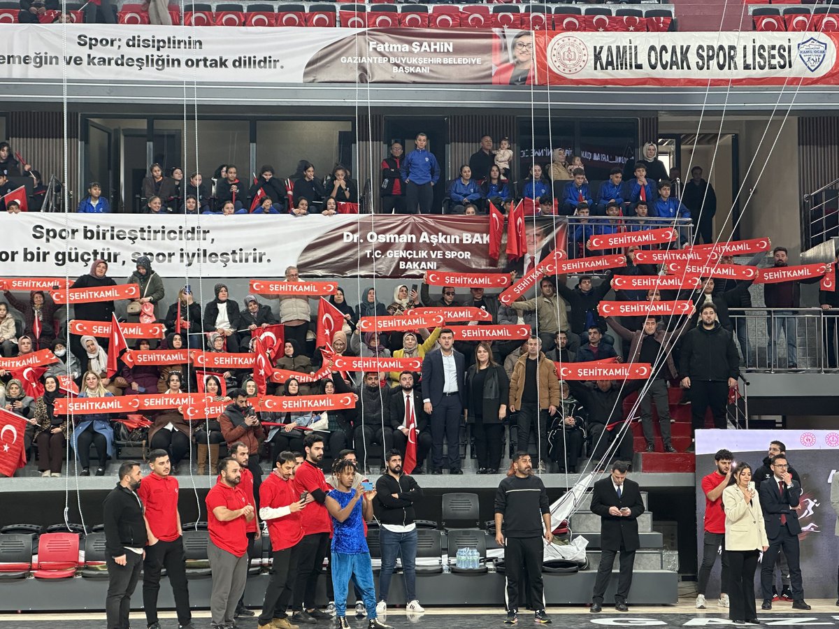 bese_yakup's tweet photo. 📍 Kamil Ocak Spor Salonu

Bugün Gaziantep adına güzel bir heyecana ortak olduk. Şehrimize kazandırılan bu spor salonunun açılışında bulunmak, gençlerin gözlerindeki umudu görmek ve sporun birleştirici gücünü hissetmek gerçekten ayrı bir mutluluktu. 🏀

Gençlik ve Spor Bakanımız Sn. Osman Aşkın BAK, TBMM İdari Amirimiz Sn. Sermet ATAY, AK Parti Grup Başkan Vekilimiz Sn. Abdulhamit GÜL, Valimiz SN. Kemal ÇEBER, İl Başkanımız Sn. Fatih Muhaddis FEDAİOĞLU, Büyükşehir Belediye Başkanımız Sn. Fatma ŞAHİN, İlçe Başkanımız Sn. İsmail GÜLER, Şehitkamil ve Şahinbey Belediye Başkanlarımız Sn. Umut YILMAZ ve Mehmet TAHMAZOĞLU, İlçe Kadın Kolları Başkanımız Sn. Yasemin Karaca ERSÖZ ve teşkilatımızın katılımlarıyla gerçekleşen programda; hem yeni tesisin açılışına şahit olduk hem de merhum Ahmet Mukat Zilan anısına düzenlenen 4. Gazi Oyunları’nın startını birlikte verdik.

Bugün; gençliğimiz için, spor için, Gaziantep için güzel bir gündü.
Emeği geçen herkese teşekkürler, şehrimize hayırlı olsun. 

@OA_BAK 
@SermetAtay 
@abdulhamitgul 
@kemalcebervali 
@fmfedaioglu 
@FatmaSahin 
@avmustafadurmus 
@ismailguler027
@umutymz 
@kilichulya_ 
@avyaseminkaraca 
@AKPartiG_Antep 
@AKGenclikGM