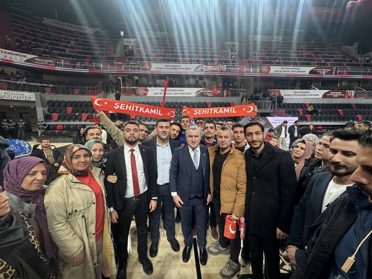 bese_yakup's tweet photo. 📍 Kamil Ocak Spor Salonu

Bugün Gaziantep adına güzel bir heyecana ortak olduk. Şehrimize kazandırılan bu spor salonunun açılışında bulunmak, gençlerin gözlerindeki umudu görmek ve sporun birleştirici gücünü hissetmek gerçekten ayrı bir mutluluktu. 🏀

Gençlik ve Spor Bakanımız Sn. Osman Aşkın BAK, TBMM İdari Amirimiz Sn. Sermet ATAY, AK Parti Grup Başkan Vekilimiz Sn. Abdulhamit GÜL, Valimiz SN. Kemal ÇEBER, İl Başkanımız Sn. Fatih Muhaddis FEDAİOĞLU, Büyükşehir Belediye Başkanımız Sn. Fatma ŞAHİN, İlçe Başkanımız Sn. İsmail GÜLER, Şehitkamil ve Şahinbey Belediye Başkanlarımız Sn. Umut YILMAZ ve Mehmet TAHMAZOĞLU, İlçe Kadın Kolları Başkanımız Sn. Yasemin Karaca ERSÖZ ve teşkilatımızın katılımlarıyla gerçekleşen programda; hem yeni tesisin açılışına şahit olduk hem de merhum Ahmet Mukat Zilan anısına düzenlenen 4. Gazi Oyunları’nın startını birlikte verdik.

Bugün; gençliğimiz için, spor için, Gaziantep için güzel bir gündü.
Emeği geçen herkese teşekkürler, şehrimize hayırlı olsun. 

@OA_BAK 
@SermetAtay 
@abdulhamitgul 
@kemalcebervali 
@fmfedaioglu 
@FatmaSahin 
@avmustafadurmus 
@ismailguler027
@umutymz 
@kilichulya_ 
@avyaseminkaraca 
@AKPartiG_Antep 
@AKGenclikGM