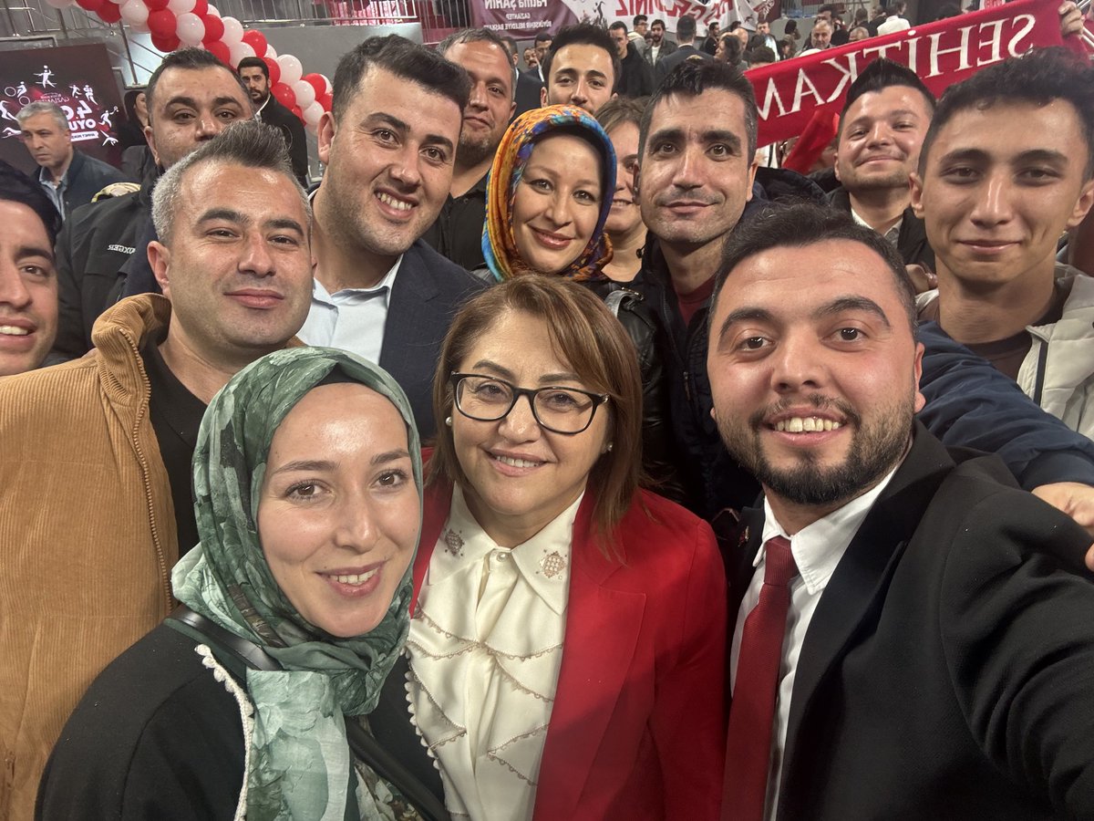 bese_yakup's tweet photo. 📍 Kamil Ocak Spor Salonu

Bugün Gaziantep adına güzel bir heyecana ortak olduk. Şehrimize kazandırılan bu spor salonunun açılışında bulunmak, gençlerin gözlerindeki umudu görmek ve sporun birleştirici gücünü hissetmek gerçekten ayrı bir mutluluktu. 🏀

Gençlik ve Spor Bakanımız Sn. Osman Aşkın BAK, TBMM İdari Amirimiz Sn. Sermet ATAY, AK Parti Grup Başkan Vekilimiz Sn. Abdulhamit GÜL, Valimiz SN. Kemal ÇEBER, İl Başkanımız Sn. Fatih Muhaddis FEDAİOĞLU, Büyükşehir Belediye Başkanımız Sn. Fatma ŞAHİN, İlçe Başkanımız Sn. İsmail GÜLER, Şehitkamil ve Şahinbey Belediye Başkanlarımız Sn. Umut YILMAZ ve Mehmet TAHMAZOĞLU, İlçe Kadın Kolları Başkanımız Sn. Yasemin Karaca ERSÖZ ve teşkilatımızın katılımlarıyla gerçekleşen programda; hem yeni tesisin açılışına şahit olduk hem de merhum Ahmet Mukat Zilan anısına düzenlenen 4. Gazi Oyunları’nın startını birlikte verdik.

Bugün; gençliğimiz için, spor için, Gaziantep için güzel bir gündü.
Emeği geçen herkese teşekkürler, şehrimize hayırlı olsun. 

@OA_BAK 
@SermetAtay 
@abdulhamitgul 
@kemalcebervali 
@fmfedaioglu 
@FatmaSahin 
@avmustafadurmus 
@ismailguler027
@umutymz 
@kilichulya_ 
@avyaseminkaraca 
@AKPartiG_Antep 
@AKGenclikGM