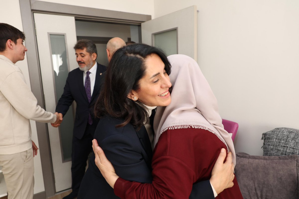 Kahramanmaraş’ta yapımı tamamlanan TOKİ konutlarında ailelerimizi ziyaret ederek, Cumhurbaşkanımız ve Genel Başkanımız Sayın Recep Tayyip Erdoğan’ın selamlarını ilettik. 

Nazik misafirperverlikleri için Tufan Ailesine gönülden teşekkür ediyor, yeni yuvalarında sağlıkla,
