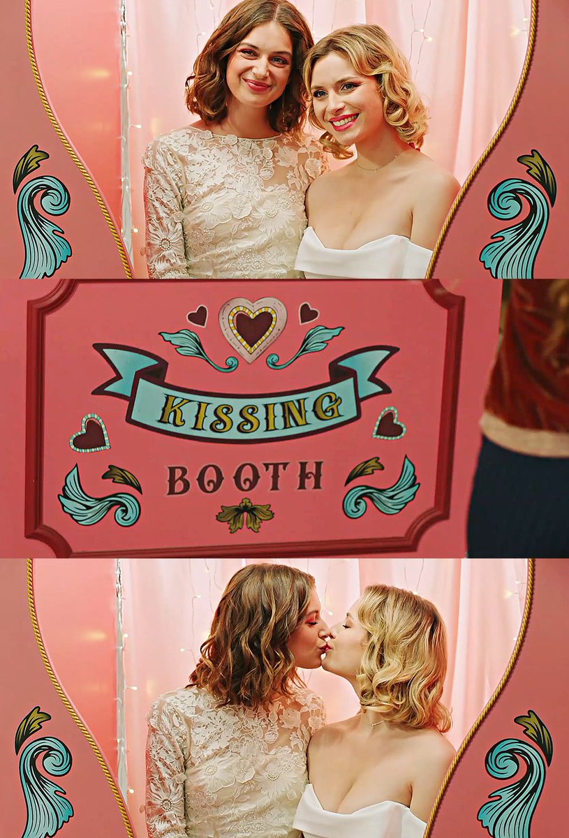 soiise's tweet photo. la décoration, le kissing booth… on ne peut que s’asseoir et applaudir 🧎‍♀️ #carlice #icitoutcommence https://t.co/wdejJuF5EL