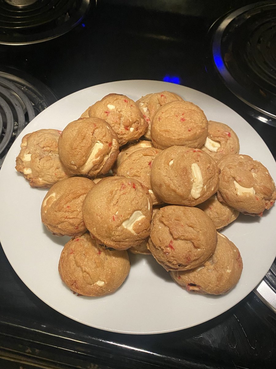 merry christmas chattt! heres the cookies i made on stream yesterday (white chocolate peppermint!!) hope everyone has a good holiday ❤️💚