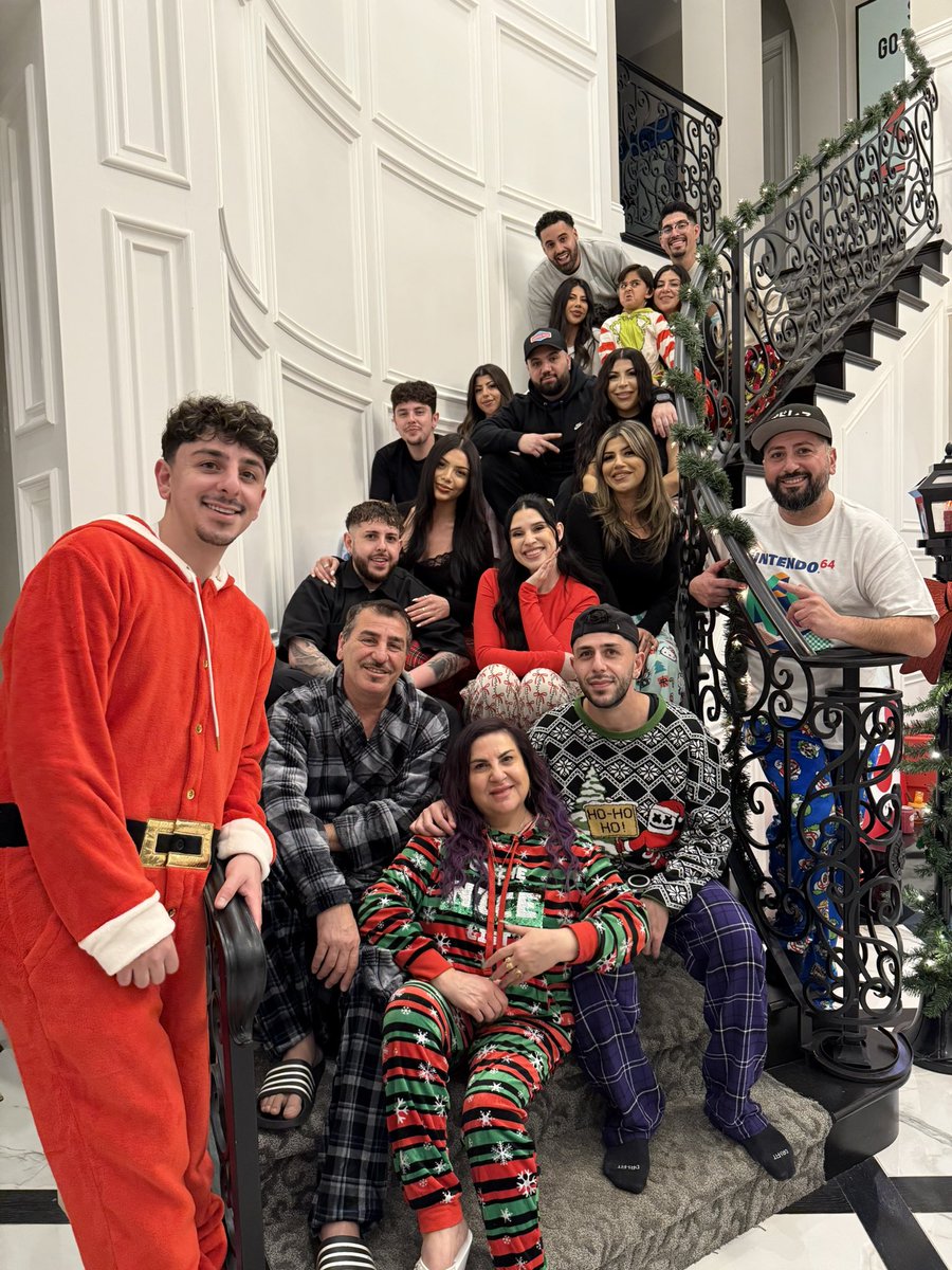 MERRY CHRISTMAS TO YOU FROM MY HUGE FAMILY 🎄❤️