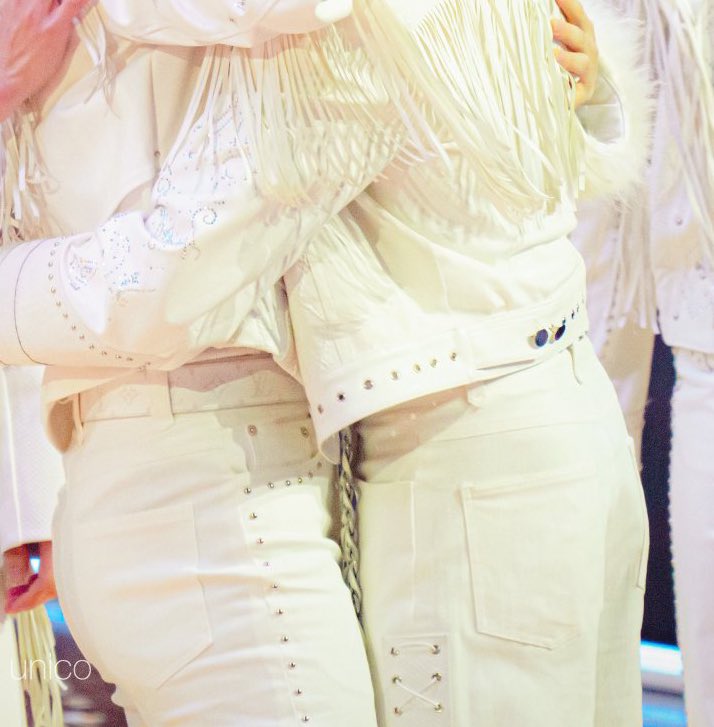 janamol777's tweet image. Un abrazo un poco íntimo, no?