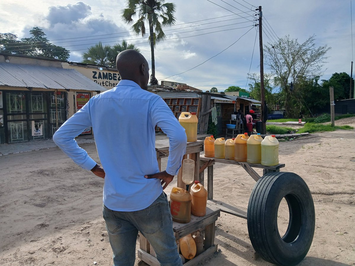 joseph_kalimbwe's tweet image. Friends, remember the conversations on Angolan fuel. Africans don't buy Angolan or Nigerian oil, 15 SADC countries send $24 Billion to buy UAE oil. Then they make Dubai nice &amp;amp; we go Dubai &amp;amp; wonder how it became so nice. Today i went to the street in Sesheke to buy Angolan fuel !!