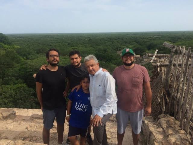 HalloweenSalem2's tweet image. Cuando tu papá era candidato // cuando tu papá robó el país