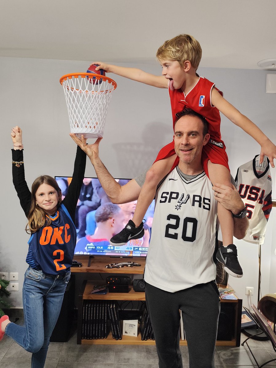 Aurel_Raisson's tweet photo. Joyeux Noël à toute la Team #nbaextra https://t.co/BUWEJ0IX3v