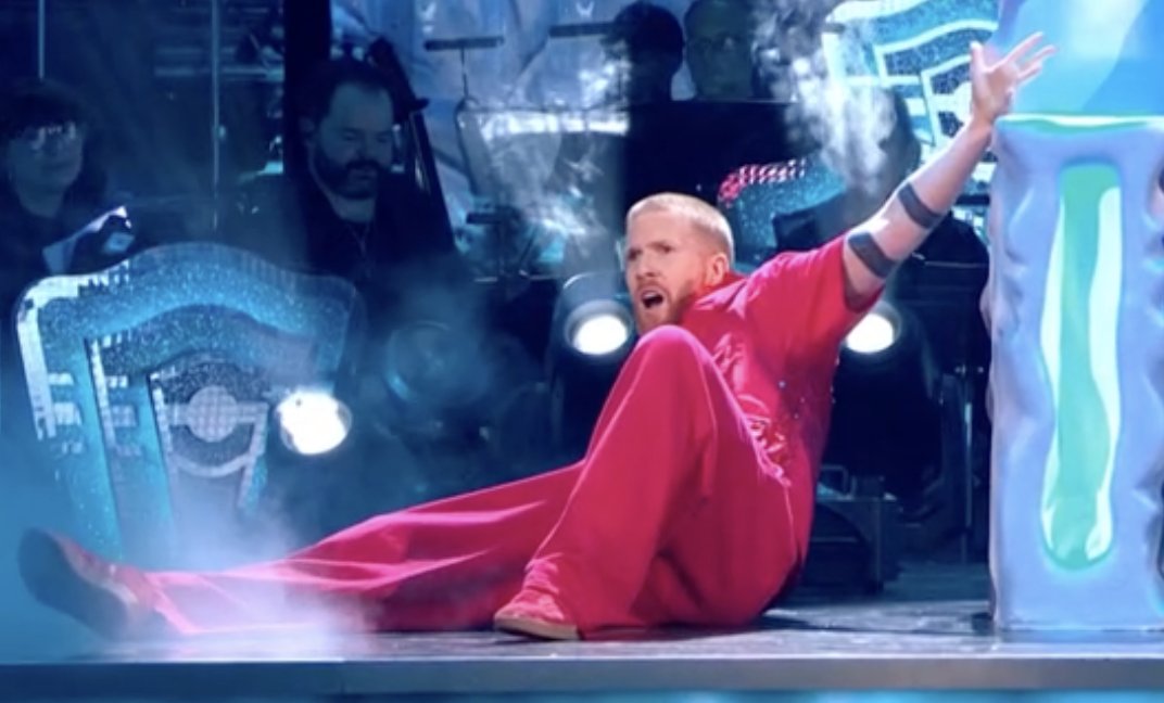 neil nailing that iconic renaissance painting pose 

#Strictly #SCD #StrictlyComeDancing