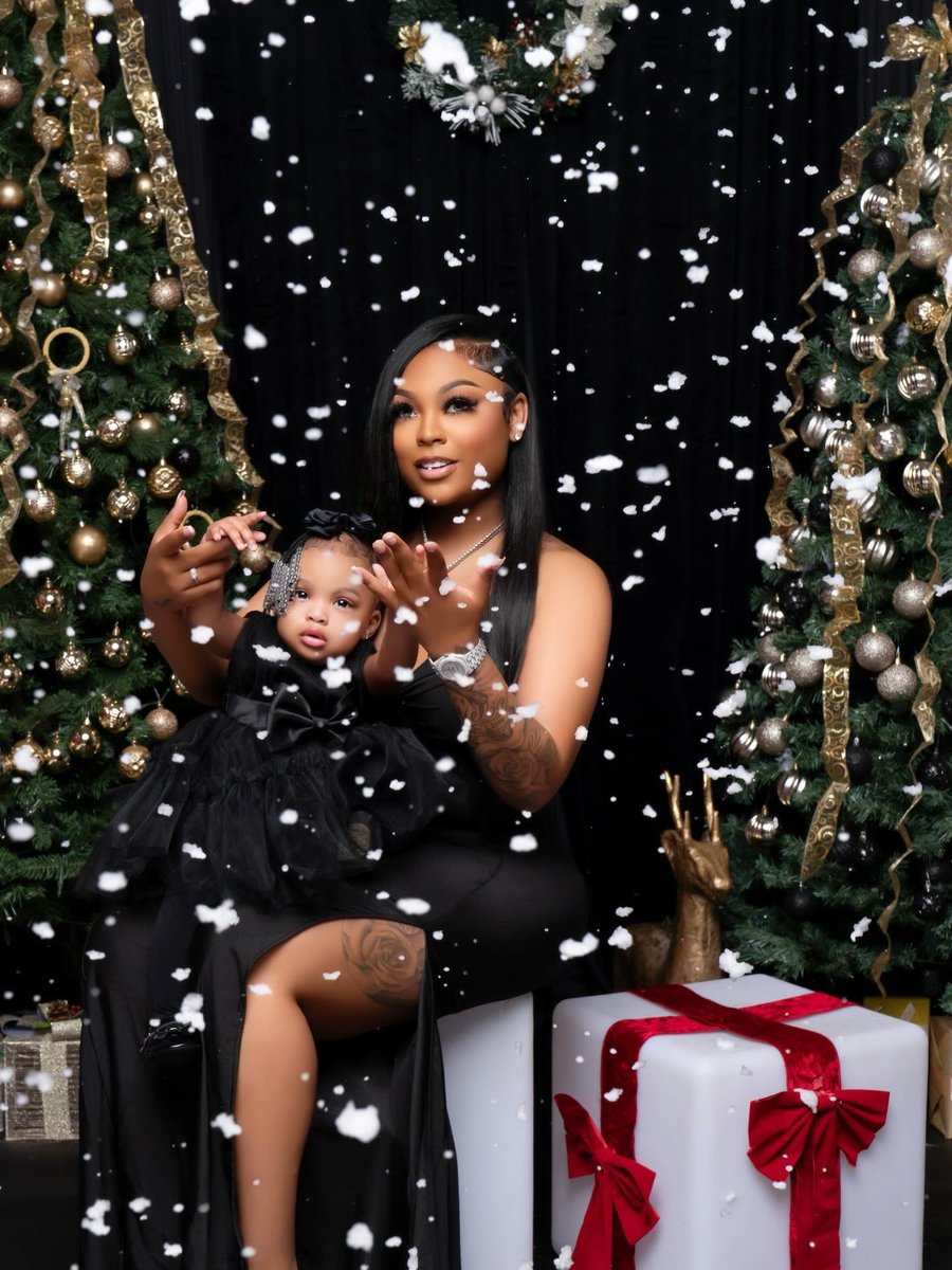 kaybeebaddass's tweet photo. Merry Christmas from me &amp; my mini🖤🎄🎅🏽 https://t.co/teIlmZZreS