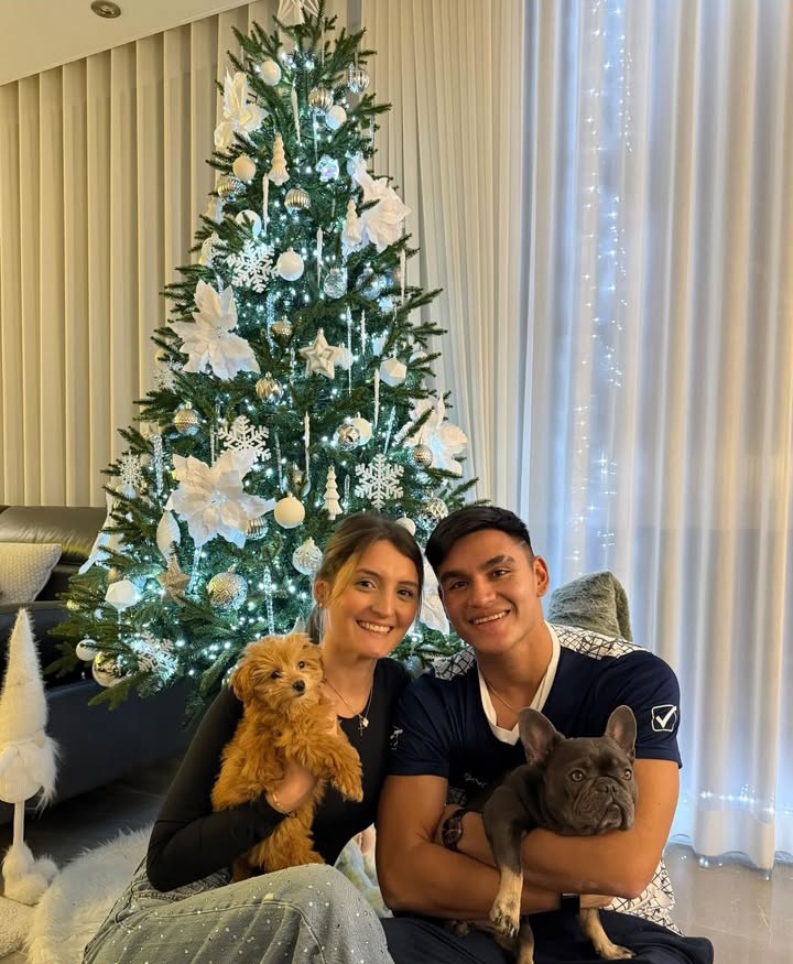 #GELP | 🎄🐺 Charly Alcaraz, disfrutando la Navidad con la camiseta de Gimnasia.