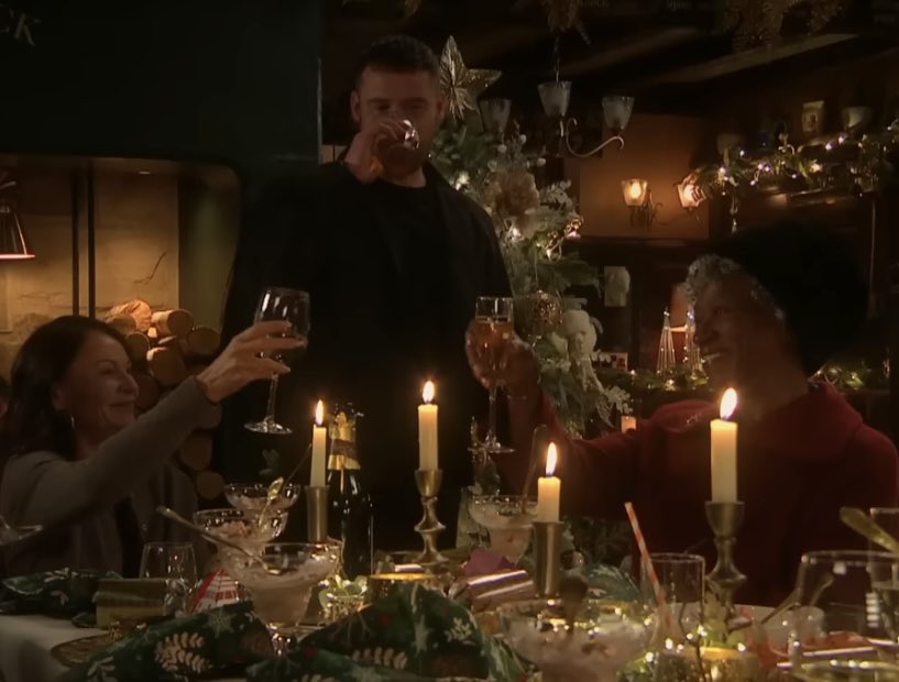 Tonight's #Emmerdale has literally everything in it, superb as always from the farm soap! Merry Christmas everyone 🎄❤️