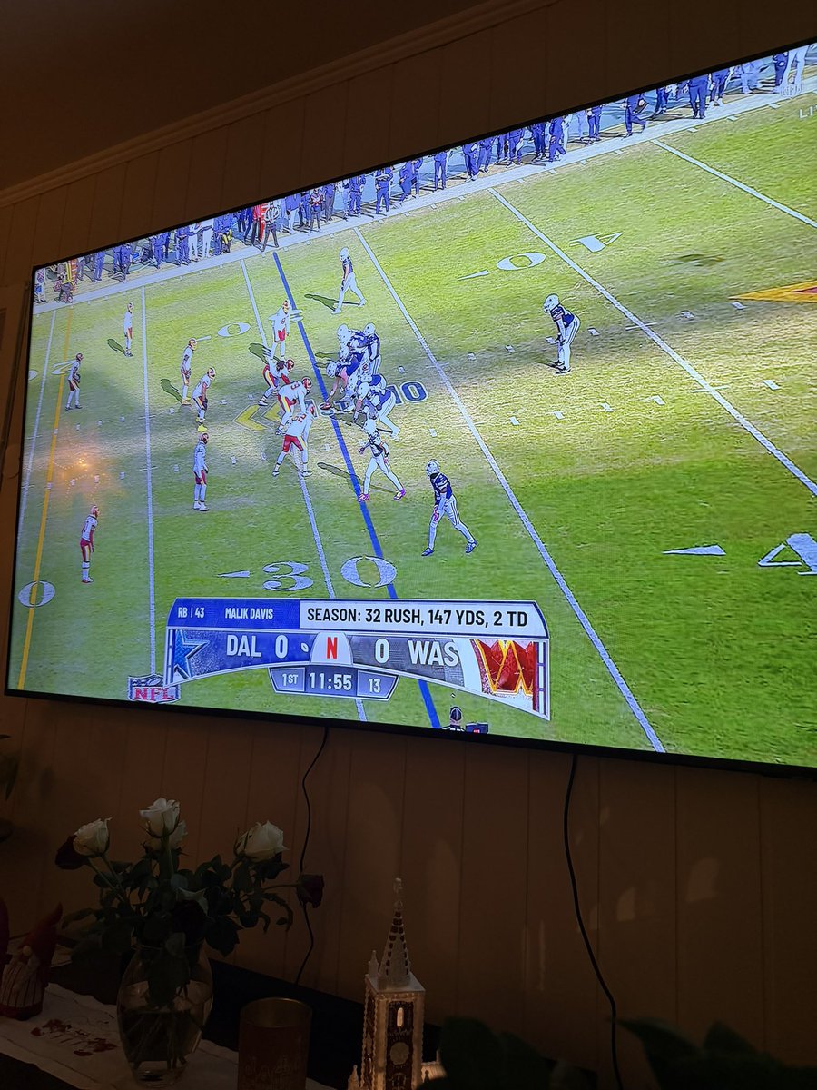 lucaparrra's tweet photo. GO COMMANDERS FROM NORWAY! #NFLonNetflix https://t.co/Z7pRn8XofG