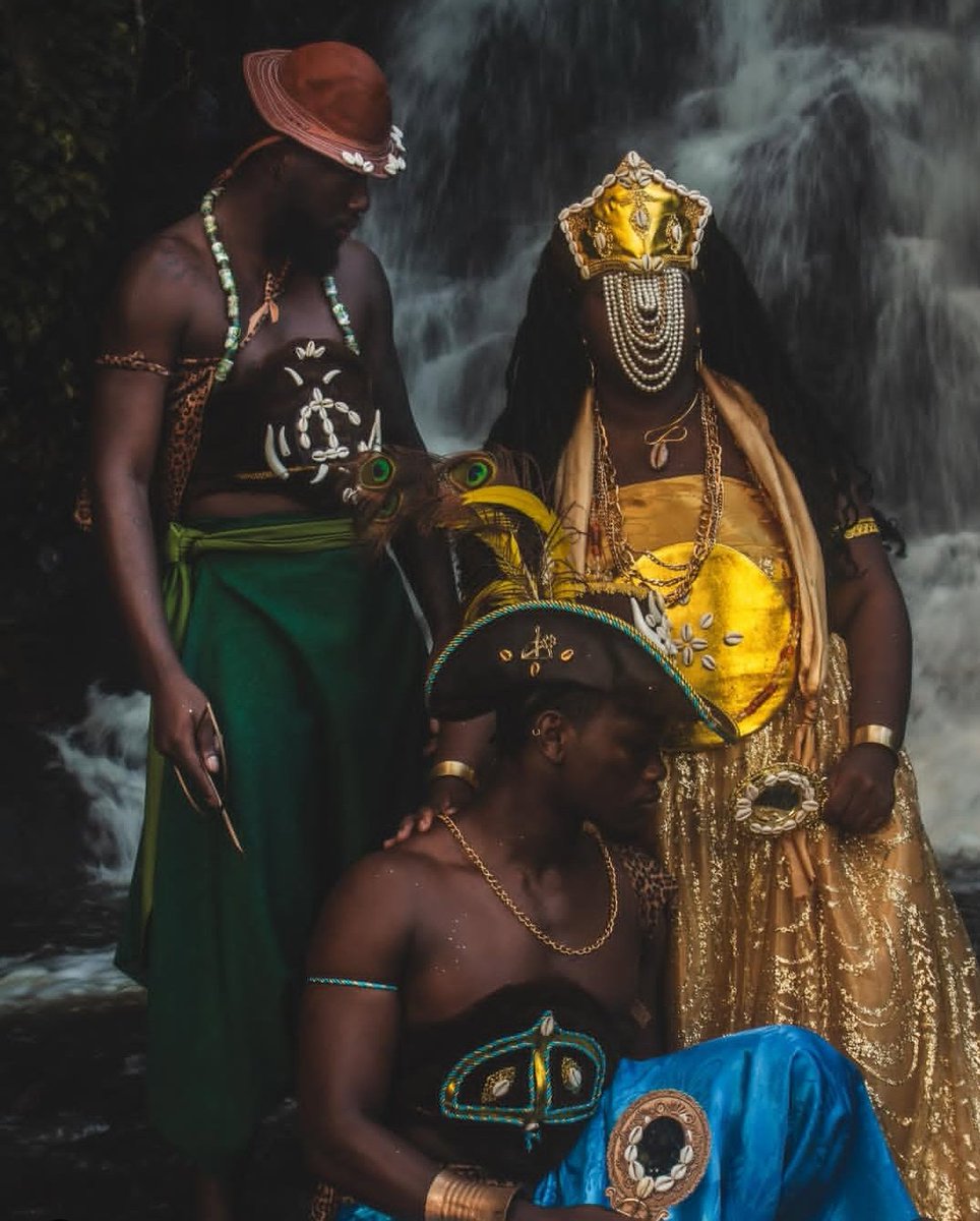 zepelintraofc's tweet image. Última quinta-feira do ano. VIDA LONGA, ADUPÉ AOS CAÇADORES, por não soltarem nossas mãos, pela comida na mesa, pela prosperidade e pela saúde. Que eles abençoem nosso novo ano.