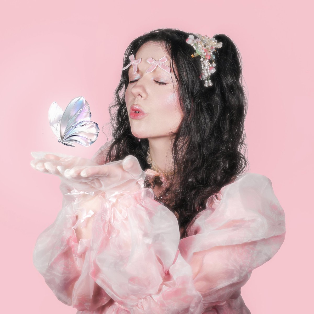 і у мене якраз вийшла про це пісня, бо я вже рік у здорових стосунках без всяких метеликів!

слухати: orcd.co/metelyk-lety