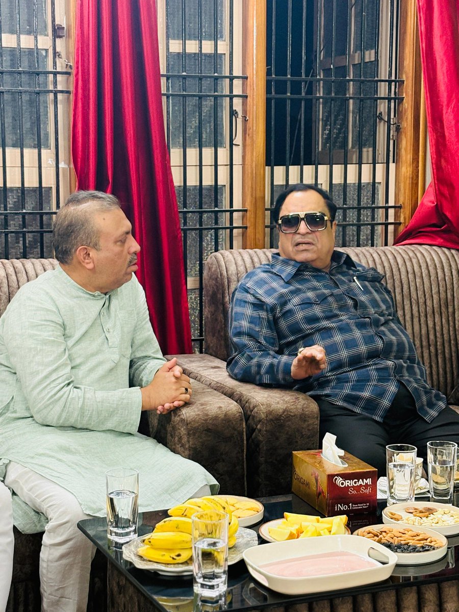 SDPI_KarPresi's tweet photo. Former Union Minister for Civil Aviation, former Vice Chairman of the Karnataka State Planning Commission, and senior political leader C. M. Ibrahim visited my residence in Mysuru today and enquired about my health. We also had a meaningful discussion on key social and political issues of the state.
SDPI state and district leaders were present on the occasion.