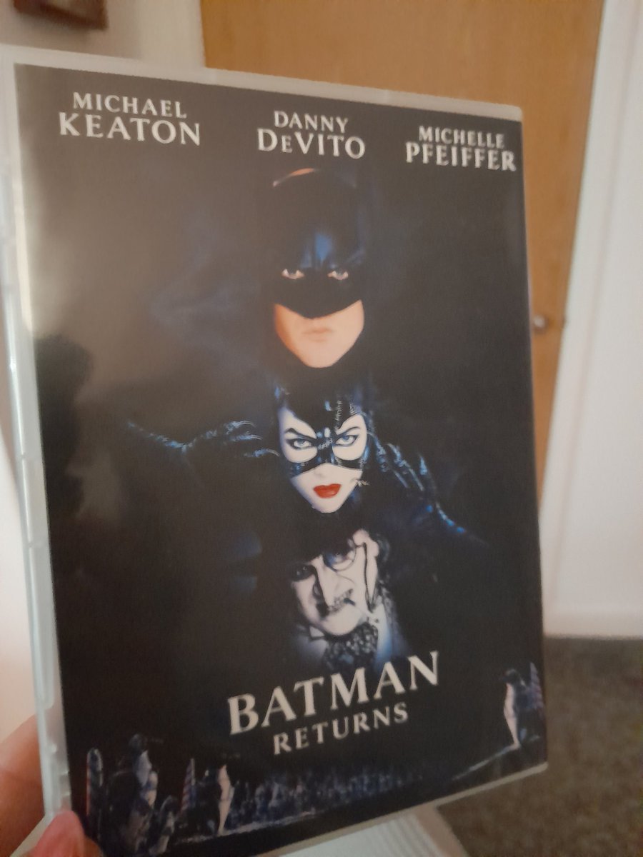 realjulietdelta's tweet photo. Tonight's Xmas film is
BATMAN RETURNS 😃
(Yes it's an Xmas film, it's set at Xmas,Tree, presents, Merry Xmas)
#keaton #devito #pfeiffer https://t.co/SZAAOetjQM