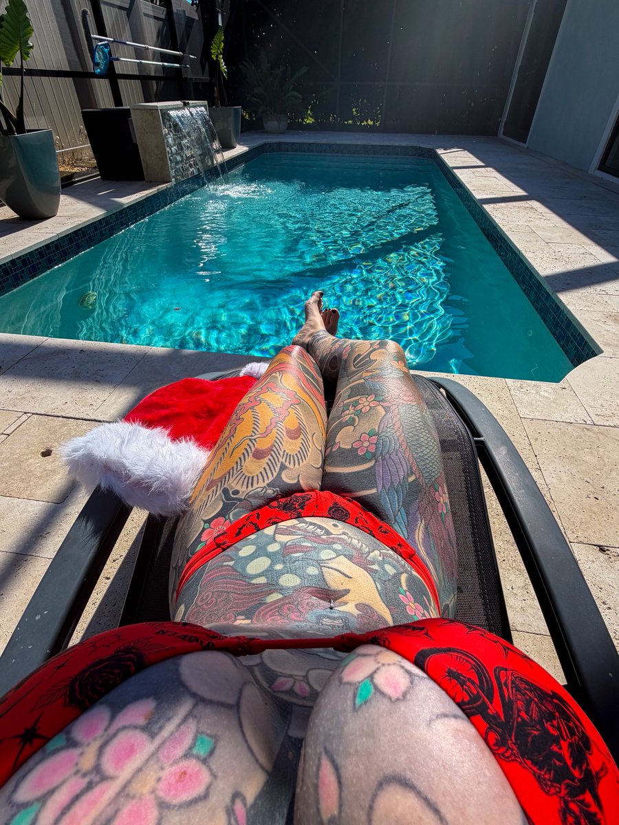 FilthyFoxxs's tweet image. Santa isn’t the only thing cummin today 😉🎅🏼