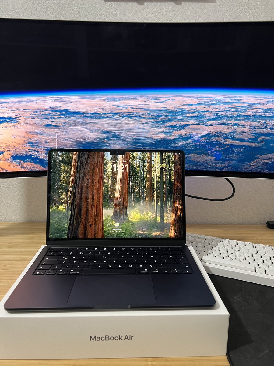 _opinionateddev's tweet image. Yeni bi macbook aldım. İlk ne yüklemem lazım?