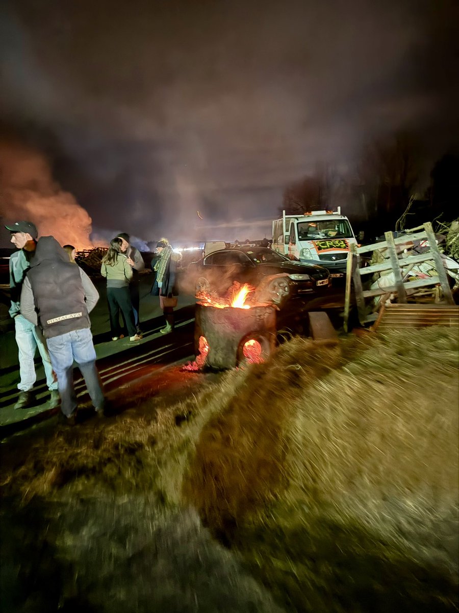 Au barrage de Cestas avec les agriculteurs.

Les Français vous aiment et vous respectent : tenez bon et joyeux Noël ! 

💙🤍❤️