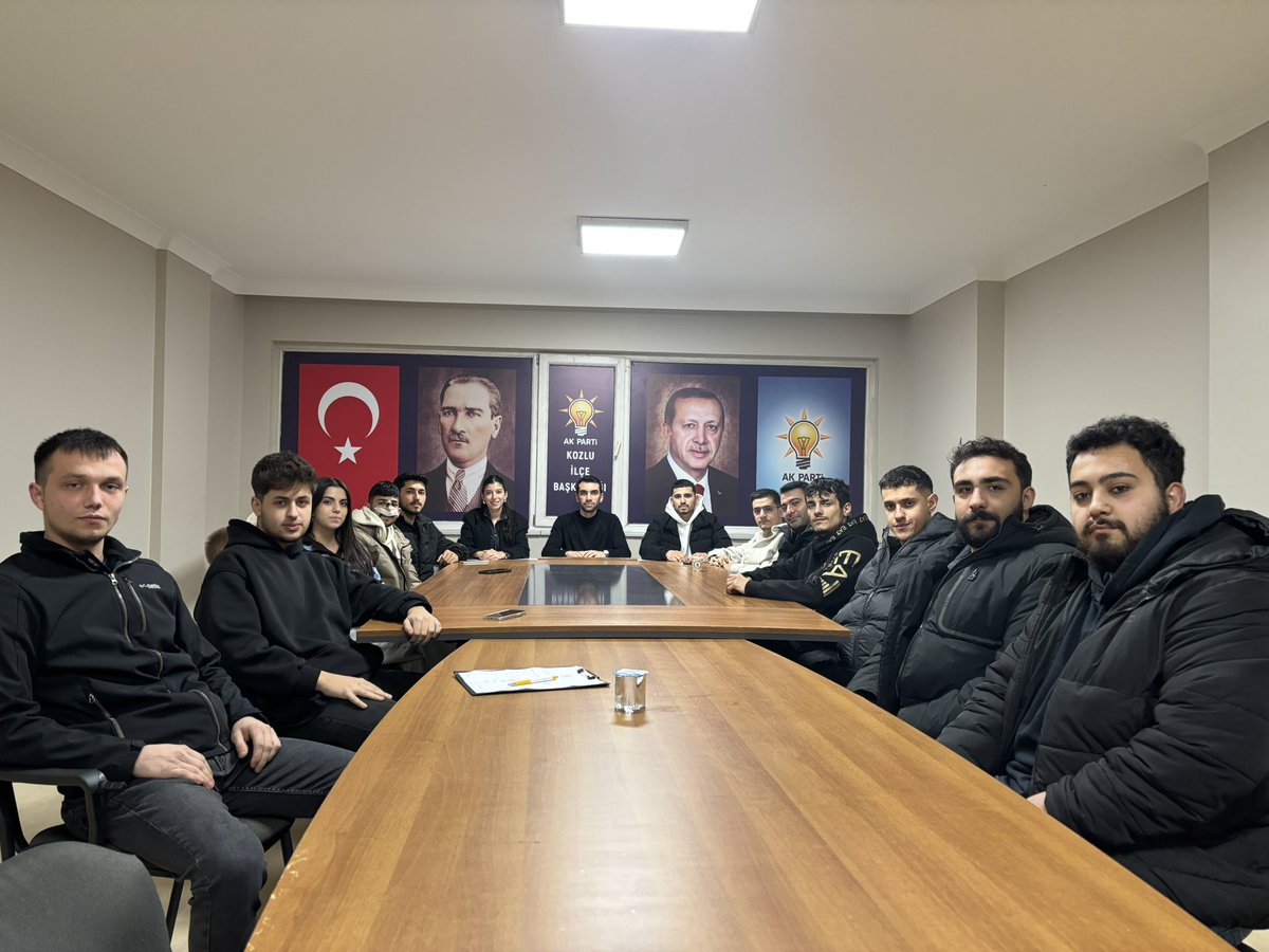 Haftalık Olağan İlçe Yönetim Kurulu Toplantımızı, İlçe Gençlik Kolları Başkanımız Sn. İlkcan KOCA’nın başkanlığında başarıyla gerçekleştirdik.
Aynı hedefe inanan güçlü bir ekip olarak, ilçemiz için sahada olmaya devam ediyoruz.