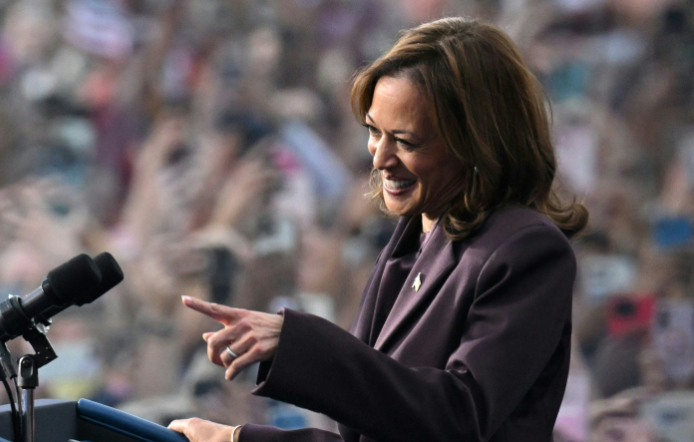 shinemycrown's tweet image. Kamala Harris Pushes Back on Criticism of Her Laugh, Calls It a Sexist Double Standard shinemycrown.com/kamala-harris-… #KamalaHarris #Sexism #DoubleStandard #WomenInPolitics #Empowerment