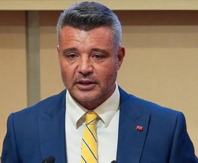 “Steven Sadettin Saran”
“SSS”
Kimmiş, Nereye dayanırmış soyu, sopu, şeceresi..
Bi baksak diyoruz şöyle uzaktan da olsa..
Şimdi herkes diyecek ki;
Fenerbahçe Kulübü Başkanı,
İşadamı filan..
Peki asıl adının “Steven” olduğunu biliyor muydunuz?
Biz de bilmiyorduk açıkçası, Dayımız