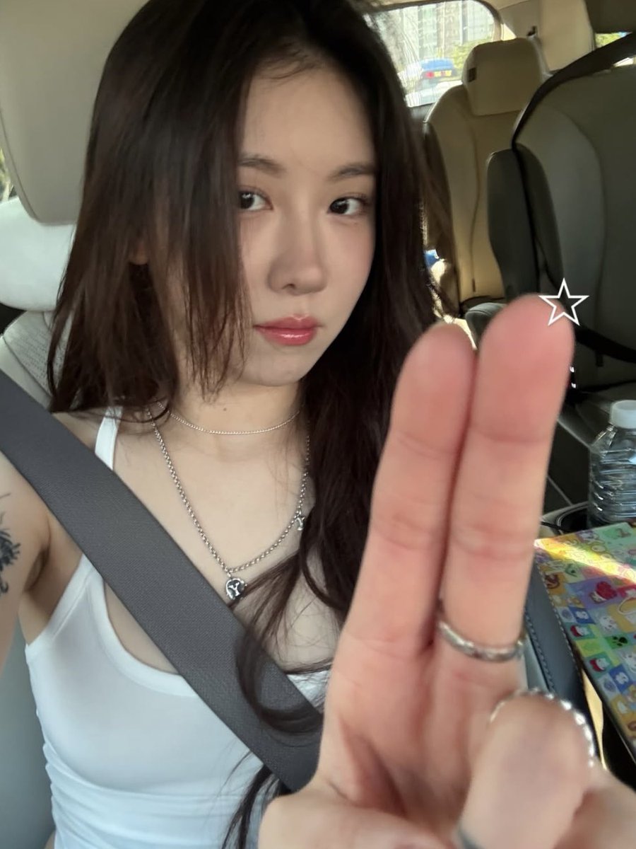 그녀의 샤넬코코크러쉬링을 보고 인지부조화가 왔는데 백예릱이랑 커플링이었슨