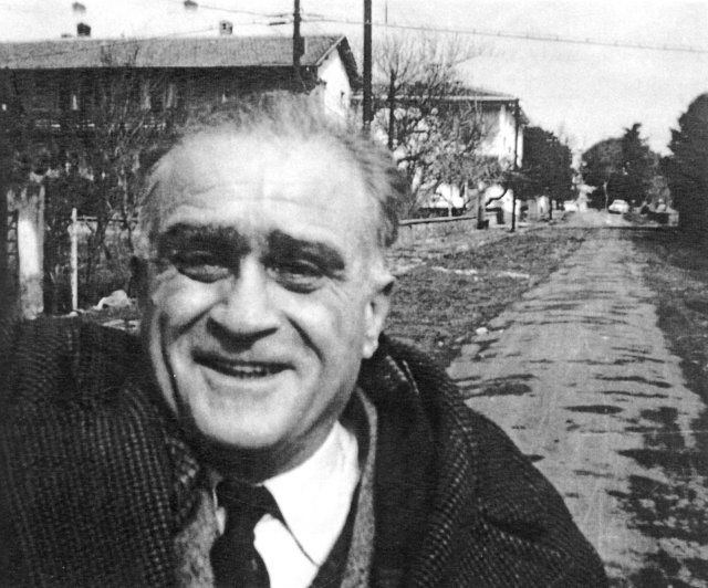 "Çalmak, servet yığmak onlara yetmezdi. Fakirin alkışı, duası ve gözyaşı da lazımdı." 📝Ahmet Hamdi Tanpınar