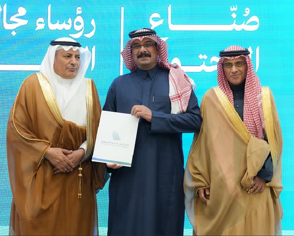 رئيس اتحاد الغرف السعودية.                   سعادة  الأستاذ حسن بن معجب الحويزي والامين العام سعادة الأستاذ وليد العرينان  يكرمون.                        رئيس اللجنة الوطنية للفنون الشعبية والحرف اليدوية.                               الاستاذ  ابراهيم عيضه الجهني .