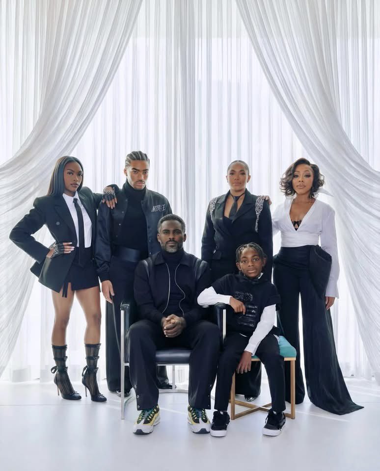 _Cordelra_'s tweet image. Mike Vick got a family full of mugs