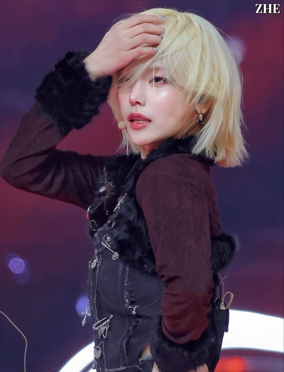 How is yeji giving Elsa and evil vampire in one day… I’m not okay