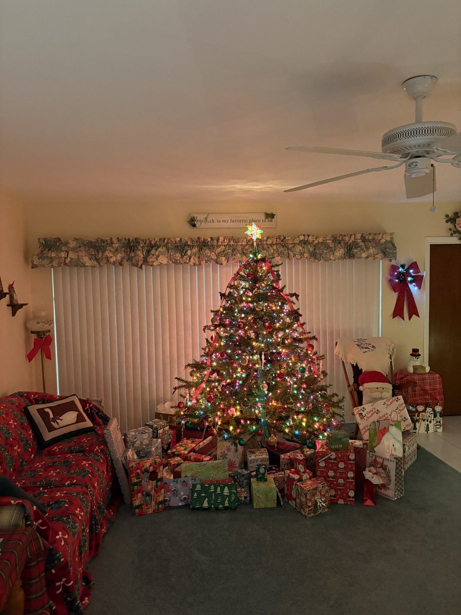 merry christmas everyone from <a href="/DianaxRum/">Diana Rum</a> and i❤️🎄