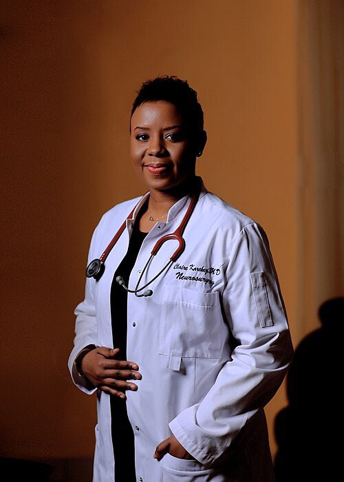 harerimana_tito's tweet image. Dr. Claire Karekezi Umugore udasanzwe wahinduye amateka mu buvuzi bw’u Rwanda.

Mu mateka y’ubuvuzi bw’u Rwanda, izina Dr. Claire Karekezi @clairekarekezi ryanditse mu nyuguti z’icyubahiro. 

Ni umugore waharaniye inzozi ze atitaye ku mbogamizi, akaza kuba Umunyarwandakazi wa…