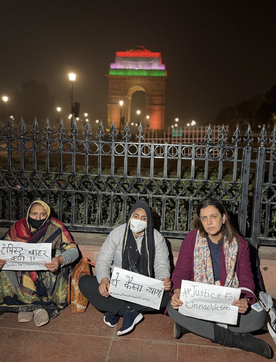 2012 के निर्भया कांड के बाद जनाक्रोश इतना था कि लोगों का हुजूम रायसीना हिल्स तक पहुंच गया था

2025 में उन्नाव रेप केस की पीड़िता इंसाफ की गुहार लगाते दिल्ली की सड़कों पर भटक रही है। साथ खड़े होने की हिम्मत सिर्फ <a href="/yogitabhayana/">Yogita Bhayana योगिता भयाना</a> ने दिखाई

एक दशक में देश कितना बदल गया