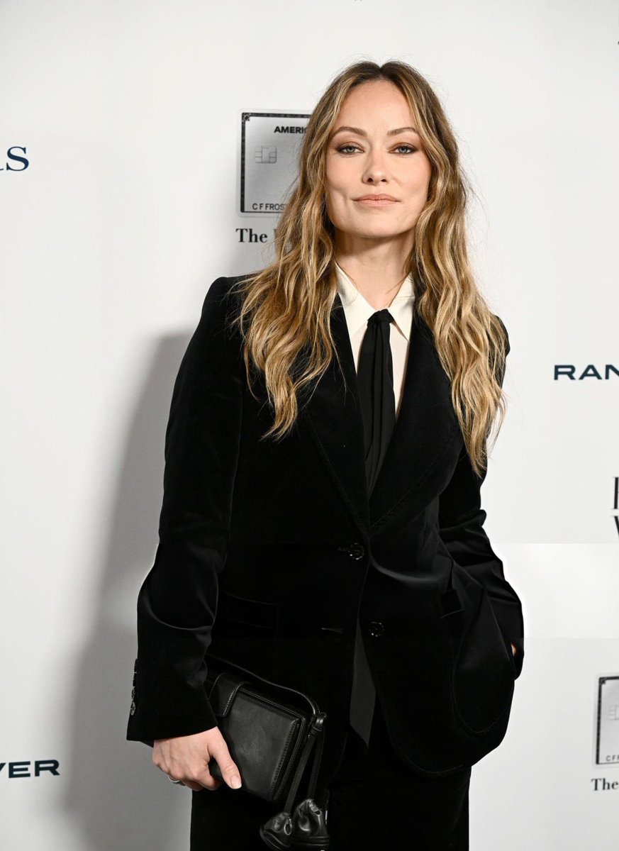 wilde_world_'s tweet photo. Olivia Wilde in Velvet Suit at Harper’s Bazaar Women of the Year 2025 💚 #OliviaWilde https://t.co/t9670TM53L