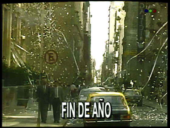 Fin de año en el microcentro: la tradición una vez más dejó inundadas de papelitos las calles. Por otro lado, miles de personas atascaron la terminal de Retiro para viajar a sus ciudades de origen o para comenzar sus vacaciones.
Titulares de TELEFE Noticias
[Diciembre 1995]